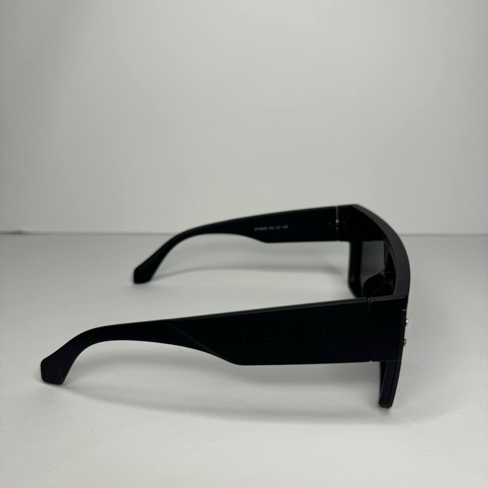 Black Louis Vutton Waimea sunglasses - Picture 6 of 7